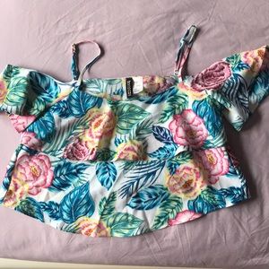 H&M: Divided floral crop top